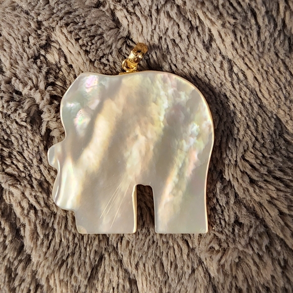 NWOT Mother of Pearl Elephant Pendant - Picture 2 of 5